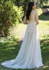 Vestido de novia elegante de tul con escote en V y apliques en forma de A